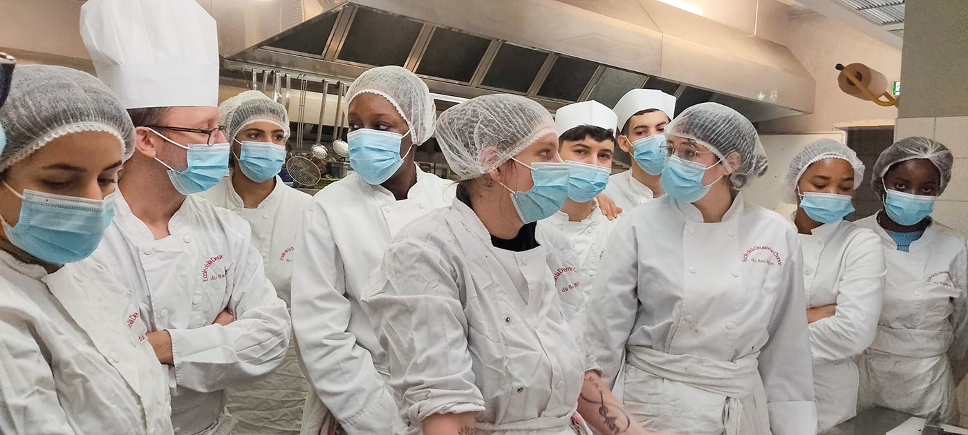 Stagiaires en cuisine pour les éditions du cœur