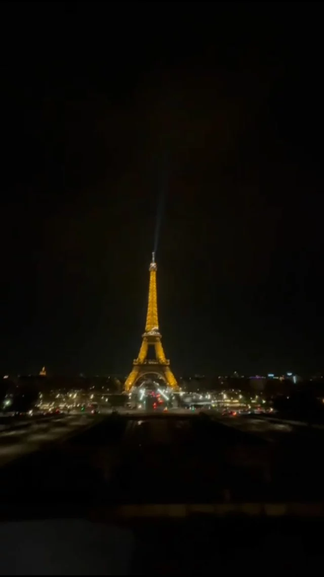 🌃💗 Et si on vous montrait l'envers du décor ? Les jeunes vous partagent cette seconde vidéo pour un autre aperçu de leur aventure parisienne entre émotions et souvenirs inoubliables. Une belle démonstration de leur engagement et de leur créativité ! #makingof #videocreator #paristrip #e2c