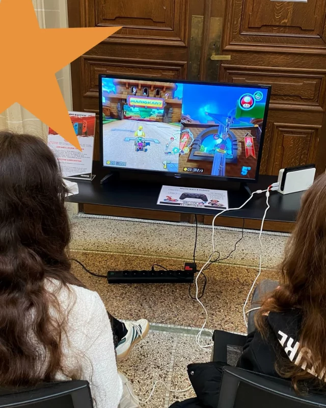 🔎 Cette semaine à Nancy, les Ecoles de la 2e Chance ont bossé sur un sujet qui nous concerne tous : "Comment mieux accueillir et garder les jeunes en entreprise" Des jeunes de l'E2C 67 étaient sur place avec leurs formatrices pour participer aux ateliers, donner leur avis, et surtout montrer de quoi ils sont capables ! 💪🏼 Un super événement pour prendre la parole, faire des rencontres et valoriser leur parcours (en profitant de Nancy ✌🏼) 🔥 #E2CFrance #jeunes #team #nancy #basrhin